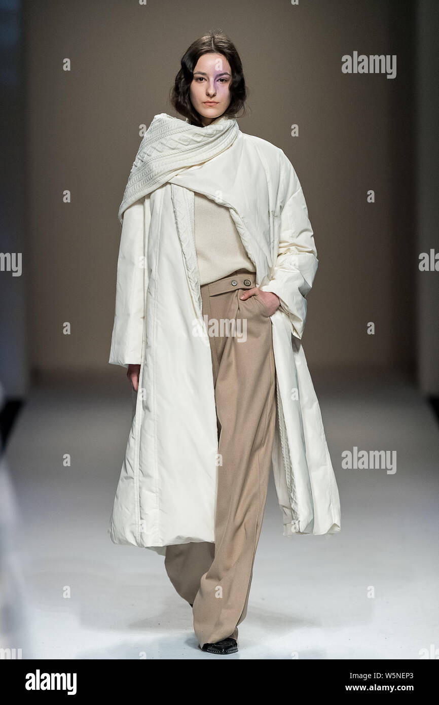 Ein Modell zeigt eine neue Schöpfung an der MSLAN zeigen während der Shanghai Fashion Week Herbst/Winter 2019 in Shanghai, China, 2. April 2019. Stockfoto