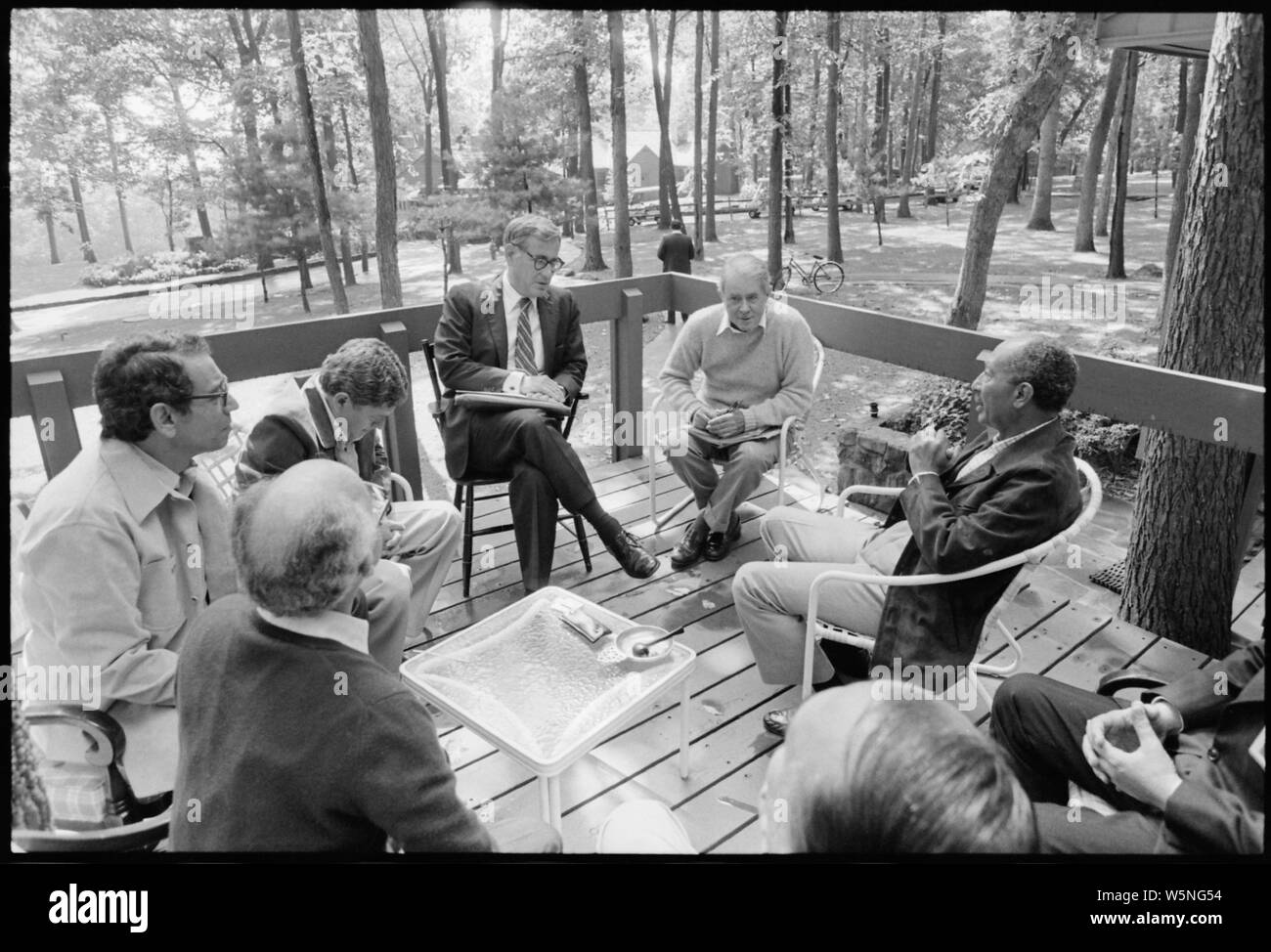 Harold Brown und Cyrus Vance Treffen mit Anwar Sadat und Mitglieder der ägyptischen Delegation in Camp David. Stockfoto