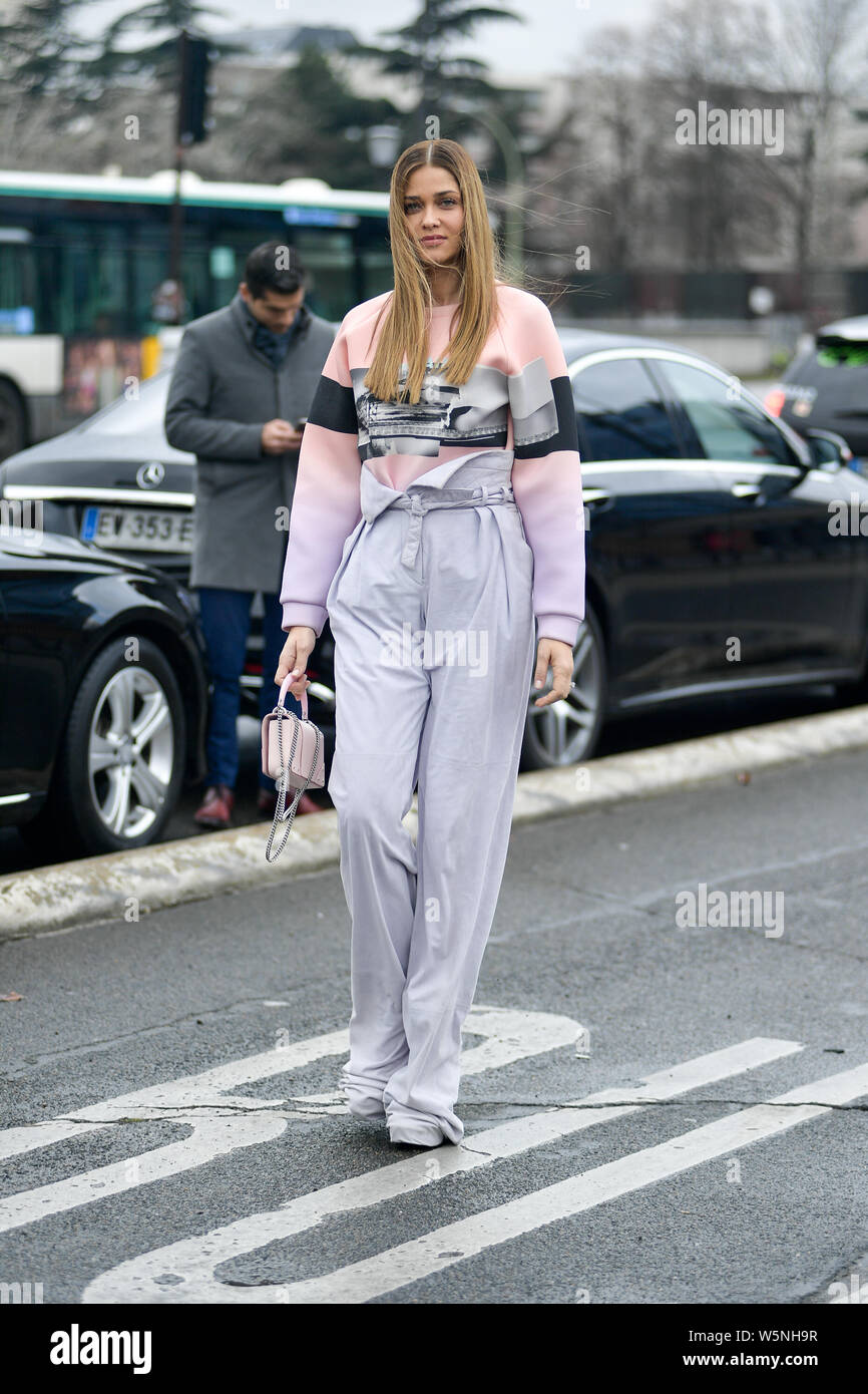 Eine schicke Frau posiert für Street rastet bei der Paris Fashion Week Womenswear Herbst/Winter 2019/2020 street Snap in Paris, Frankreich, 1. März 2019. Stockfoto