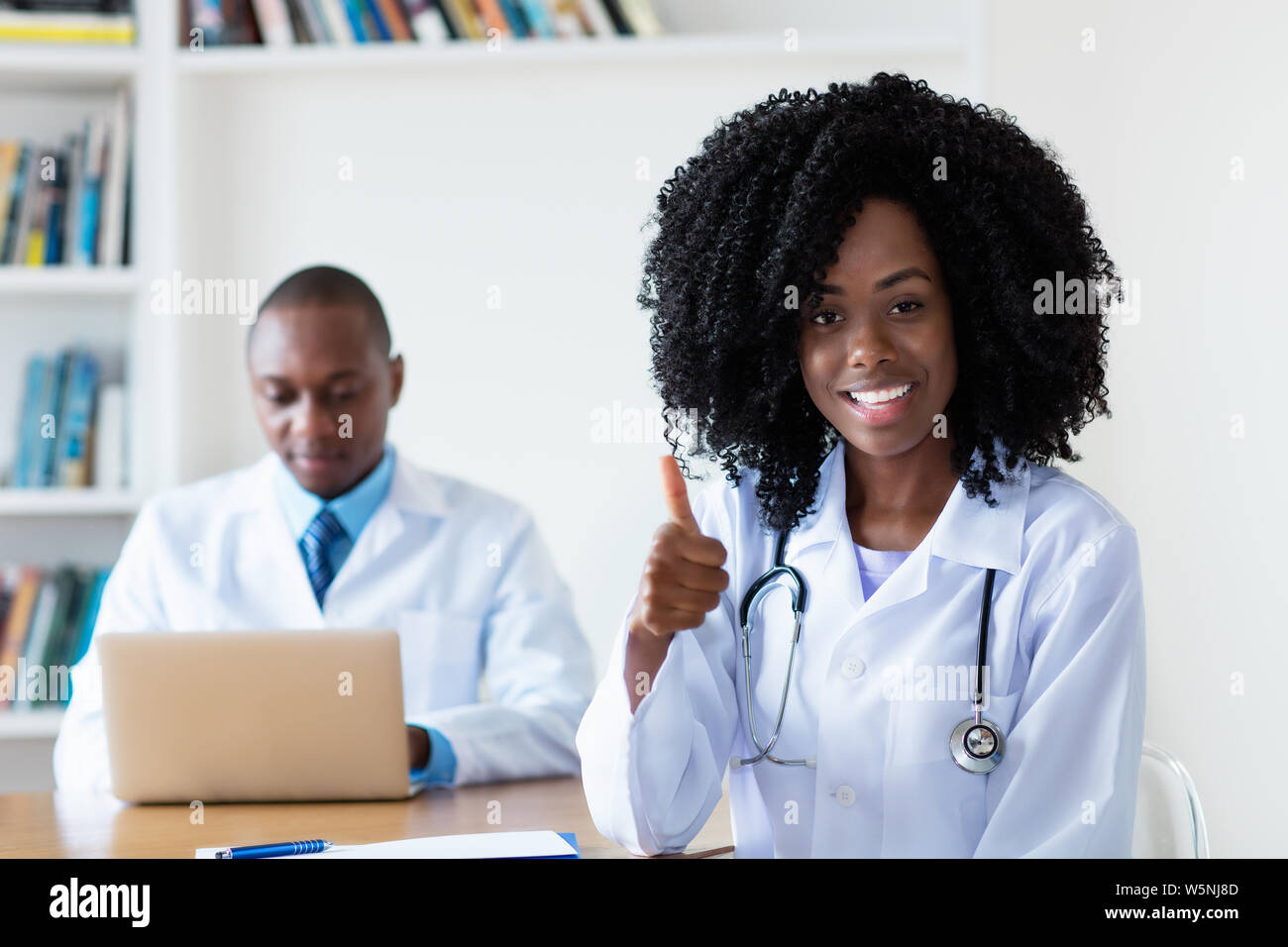 Lachend medical student mit Arzt für Allgemeinmedizin im Krankenhaus Stockfoto