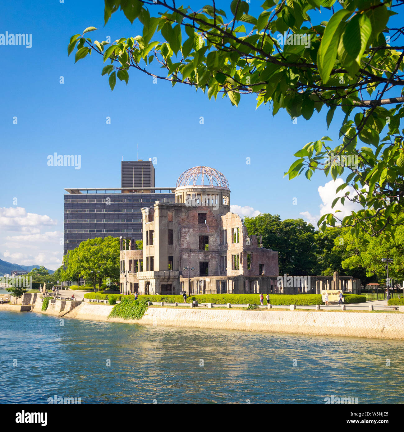 Die Hiroshima Peace Memorial (Genbaku Dome, den Atombombendom oder A-Bomb Dome) und der OTA-Fluss in Hiroshima, Japan. Stockfoto