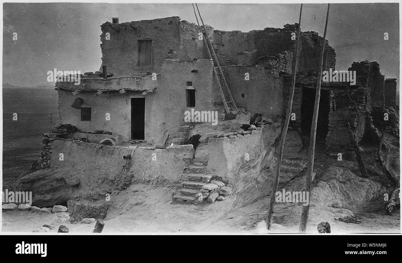 Haus auf der Moqui Pueblo Reservierung; Umfang und Inhalt: Dies ist eine kleine Sammlung von Fotos der Albuquerque Indian School, das 1881 gegründet wurde, zur Verfügung zu stellen - Reservierung Industrial Training für die Indianer des Südwestens. Von 1912, hatte die Schule 8 Grundschule und über 300 Studenten; 1925 Immatrikulation stieg auf über 800 Schüler und Klassen 11 und 12 wurden hinzugefügt. Die Albuquerque indischen Schule weiterhin in Betrieb, bis 1982, als das Programm wurde an der Santa Fe indischen Schule übertragen. Stockfoto