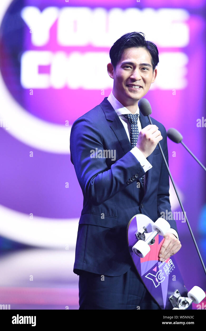 ---- Taiwan Schauspieler Vic Chou sorgt sich um die 2018 Junge Wahl Youku Auszeichnungen in Beijing, China, 30. März 2018. Stockfoto