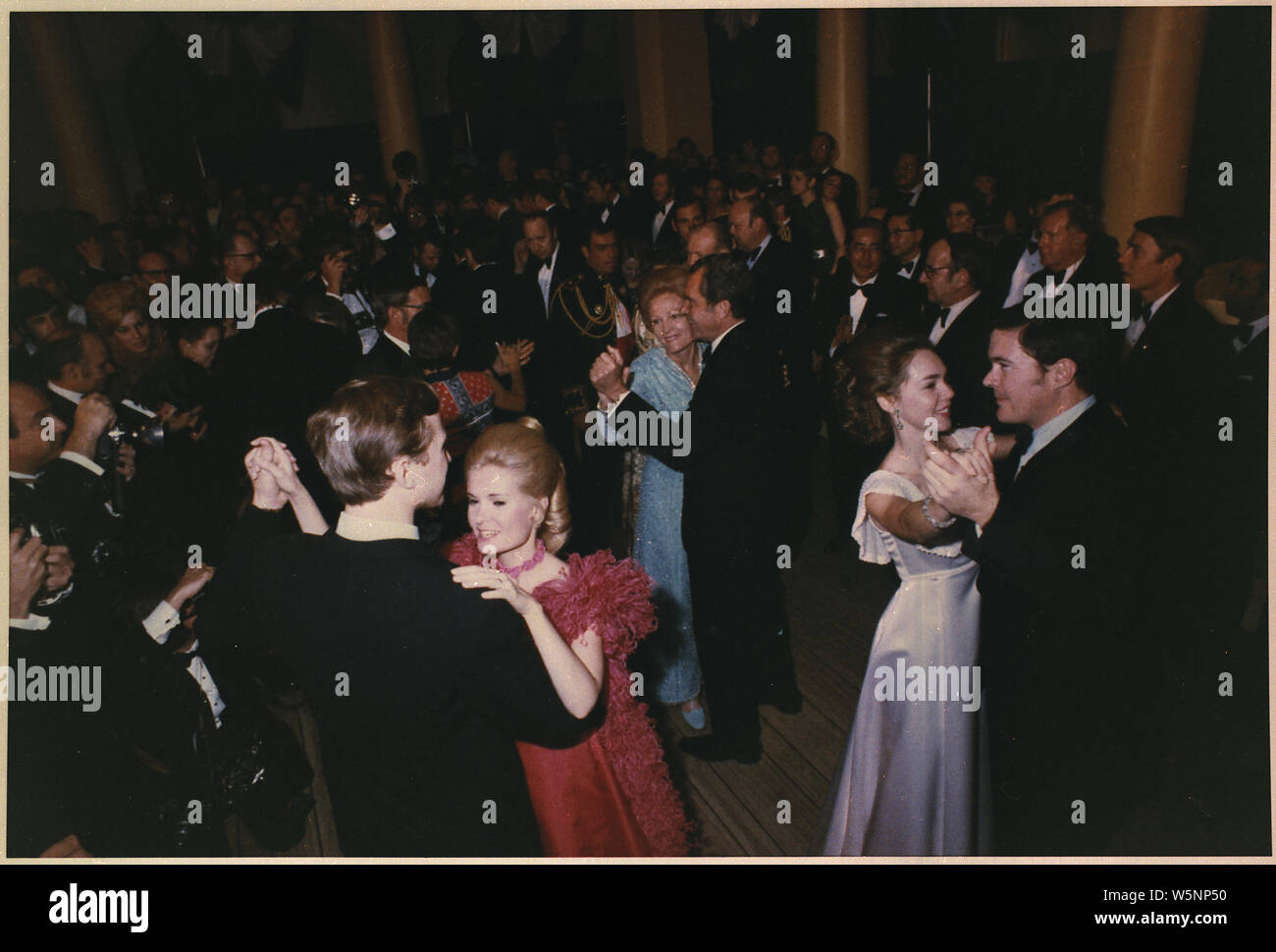 Eröffnungs-Ball 1973; Umfang und Inhalt: Im Bild: Ed und Tricia Cox, Frau und Präsident Nixon, Julie Eisenhower und ein unbekannter Mann. Betrifft: Eröffnung 1973. Stockfoto