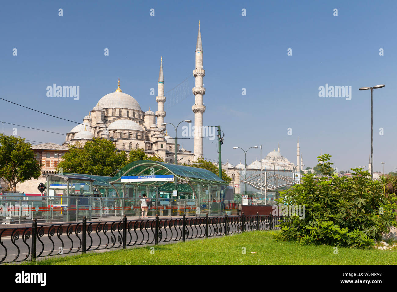 Istanbul, Türkei - 1. Juli 2016: Street View von Istanbul mit der Neuen Moschee, Yeni Cami Stockfoto