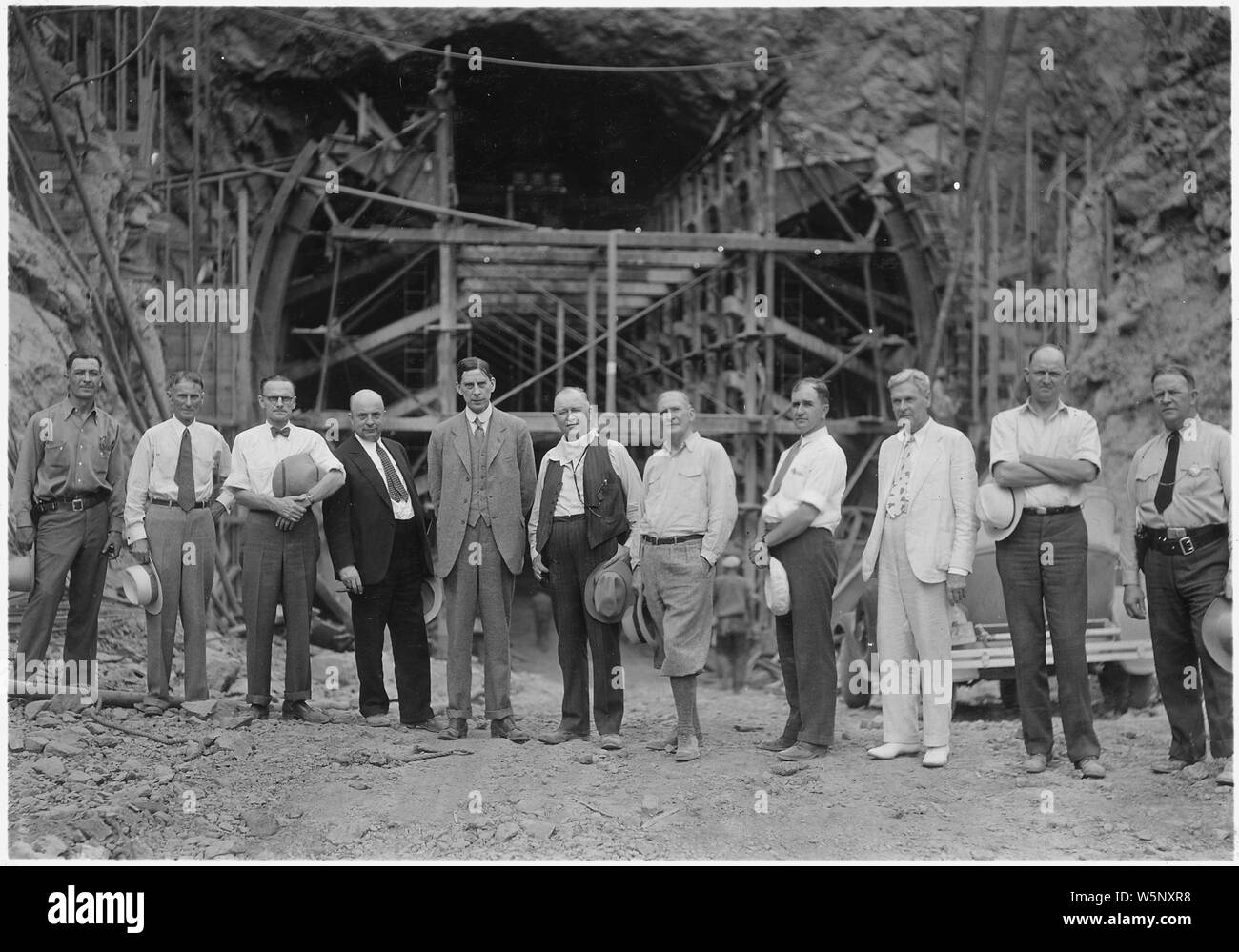 Inspektion Partei begleitet die Innenminister der fotografiert in Black Canyon.; Umfang und Inhalt: Foto aus Band 2 einer Reihe von Fotoalben dokumentiert den Bau des Hoover Dam, Boulder City, Nevada. Stockfoto