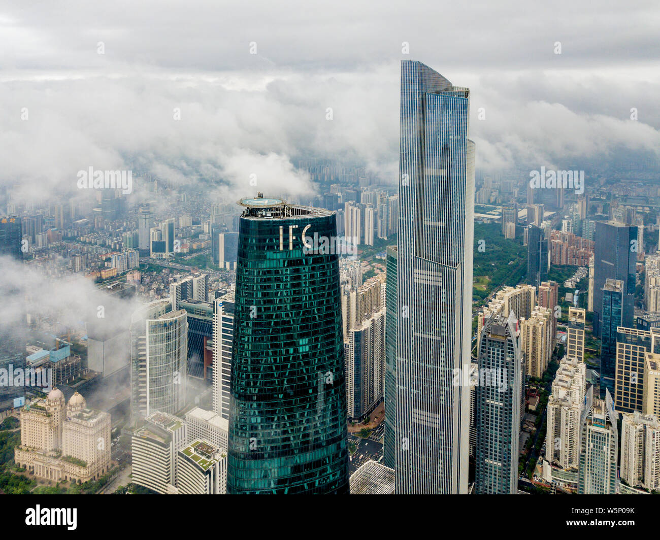 ---- Eine Luftaufnahme der Guangzhou International Finance Center (IFC) und anderen Wolkenkratzer und Hochhäuser der Zhujiang New Town (Pea Stockfoto