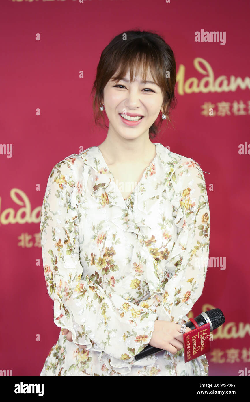 Chinesische Schauspielerin Andy Yang oder Yang Zi stellt während einer enthüllungsfeier für die wachsfigur von ihr an der Madame Tussauds Museum in Peking, China, 28. Stockfoto