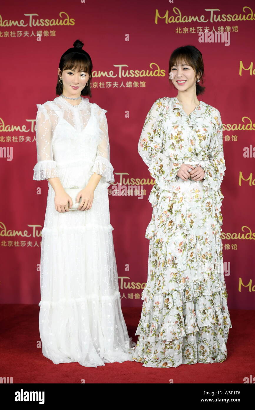 Chinesische Schauspielerin Andy Yang oder Yang Zi wirft mit der wachsfigur von ihr während einer enthüllungsfeier im Madame Tussauds Museum in Peking, China, 28. Stockfoto