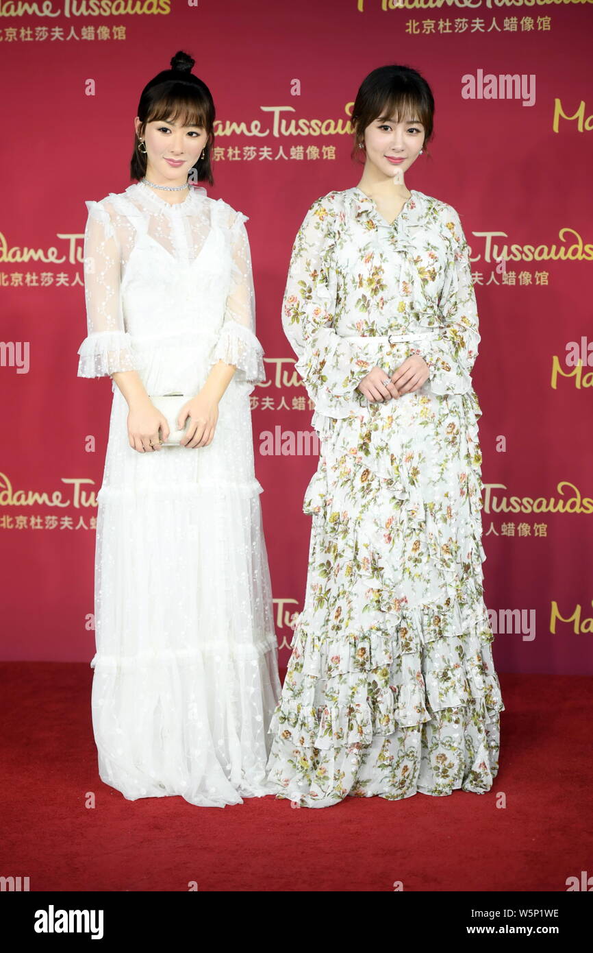 Chinesische Schauspielerin Andy Yang oder Yang Zi wirft mit der wachsfigur von ihr während einer enthüllungsfeier im Madame Tussauds Museum in Peking, China, 28. Stockfoto