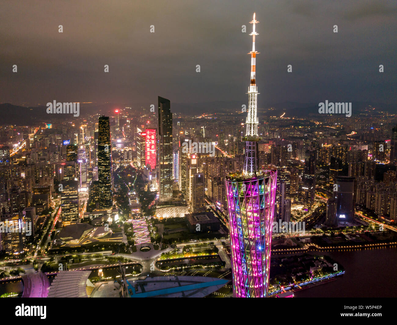 ------ Sicht eine Nacht des Canton Tower mit anderen Wolkenkratzer und Hochhäuser der Zhujiang New Town (Pearl River New Town) in der backgro Stockfoto