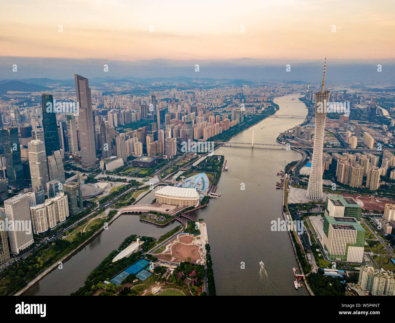 ---- Blick auf die Canton Tower, rechts, und der zhujiang New Town (Pearl River New Town), Links, entlang des Pearl River in Guangzhou City, South Kinn Stockfoto