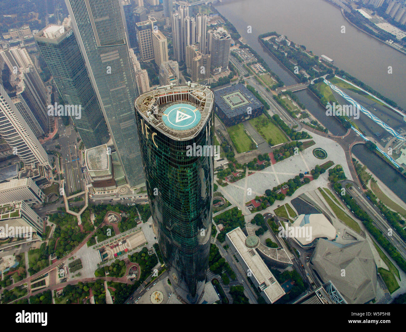---- Eine Luftaufnahme der Guangzhou International Finance Center (IFC) und anderen Wolkenkratzer und Hochhäuser der Zhujiang New Town (Pea Stockfoto