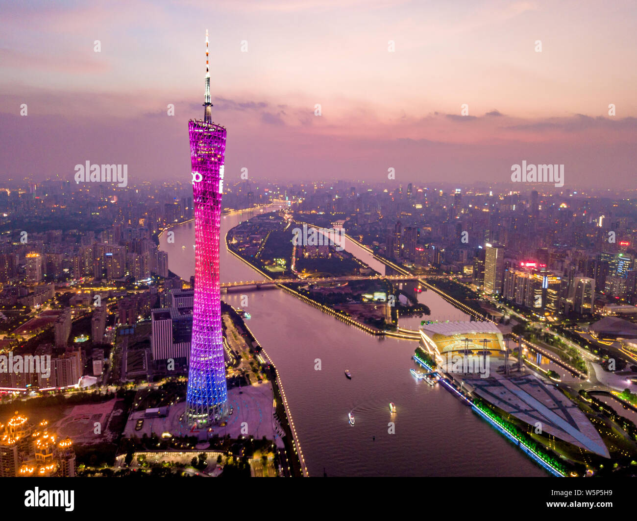 ------ Sicht eine Nacht des Canton Tower, Links, und der zhujiang New Town (Pearl River New Town), rechts, entlang der Pearl River in Guangzhou City, Sout Stockfoto