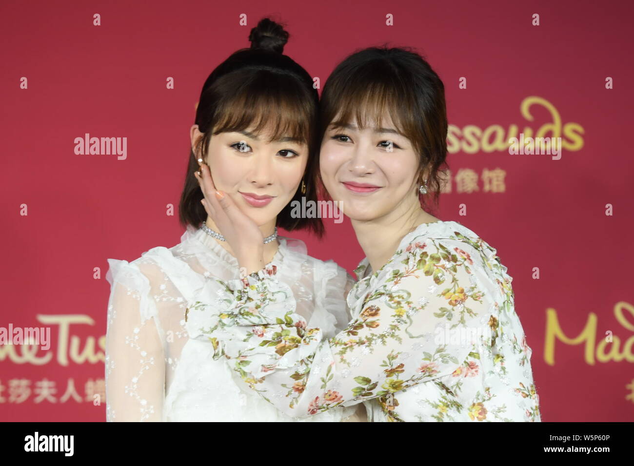 Chinesische Schauspielerin Andy Yang oder Yang Zi wirft mit der wachsfigur von ihr während einer enthüllungsfeier im Madame Tussauds Museum in Peking, China, 28. Stockfoto