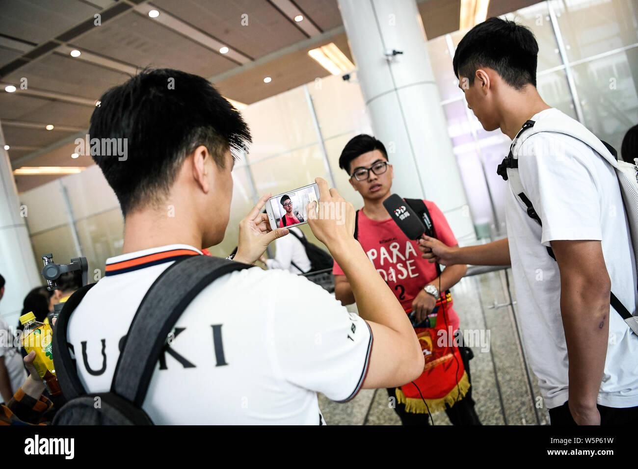 Chinesische Fans halten Banner Unterstützung von Marcello Lippi Zurück zur zweiten Stint als Cheftrainer der chinesischen Nationalmannschaft bei der guangzho zu zeigen Stockfoto