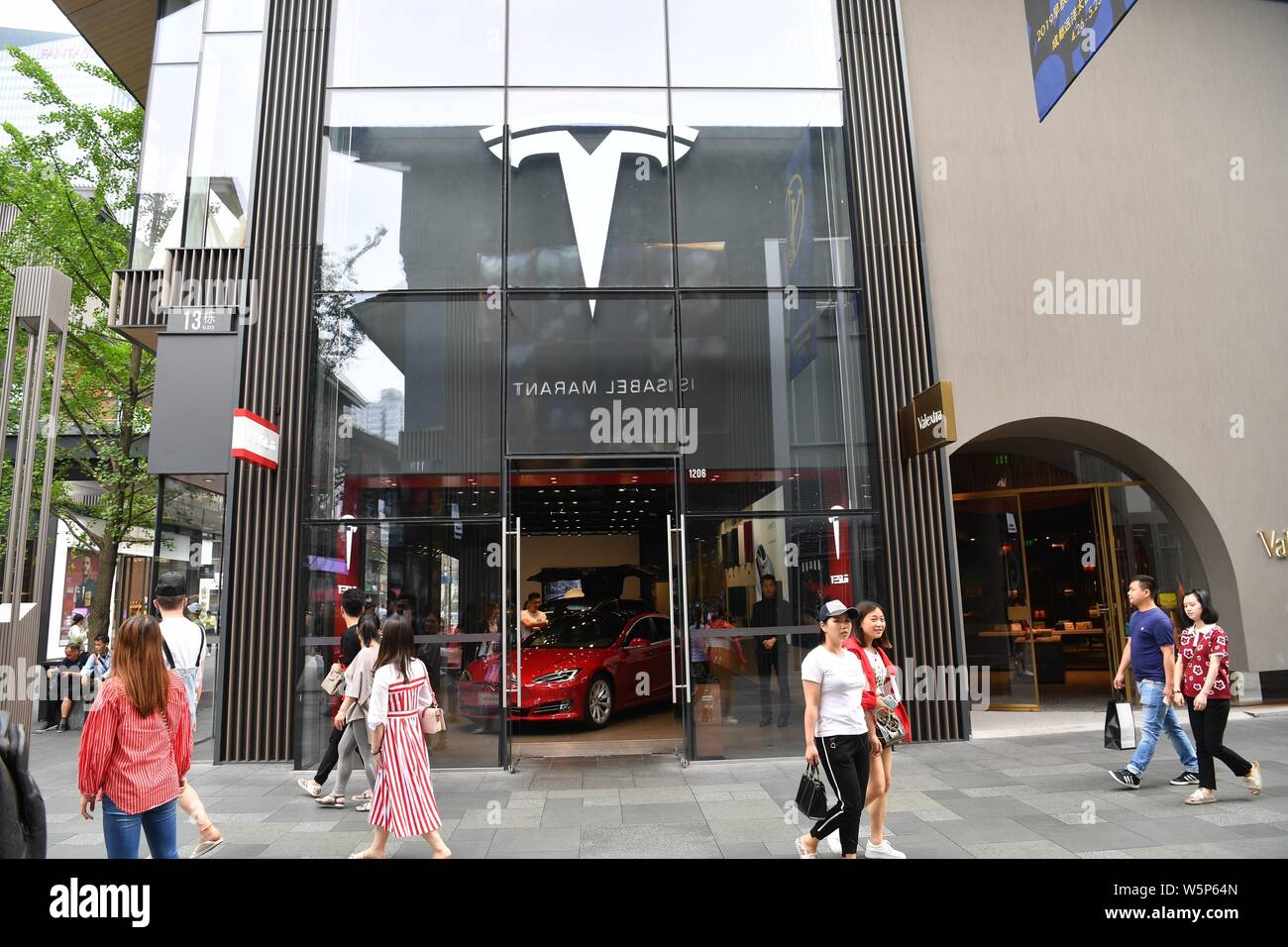 ---- Fußgänger vorbei ein Tesla Dealership in Chengdu City, im Südwesten Chinas Provinz Sichuan, 18. Mai 2019. Die Buchung von China - T Stockfoto