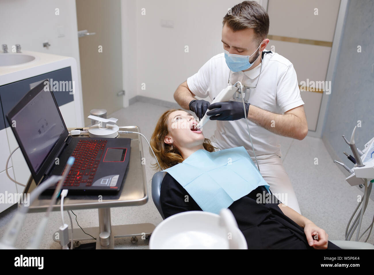 Der Zahnarzt scans Zähne des Patienten mit einem 3D-Scanner Stockfotografie  - Alamy