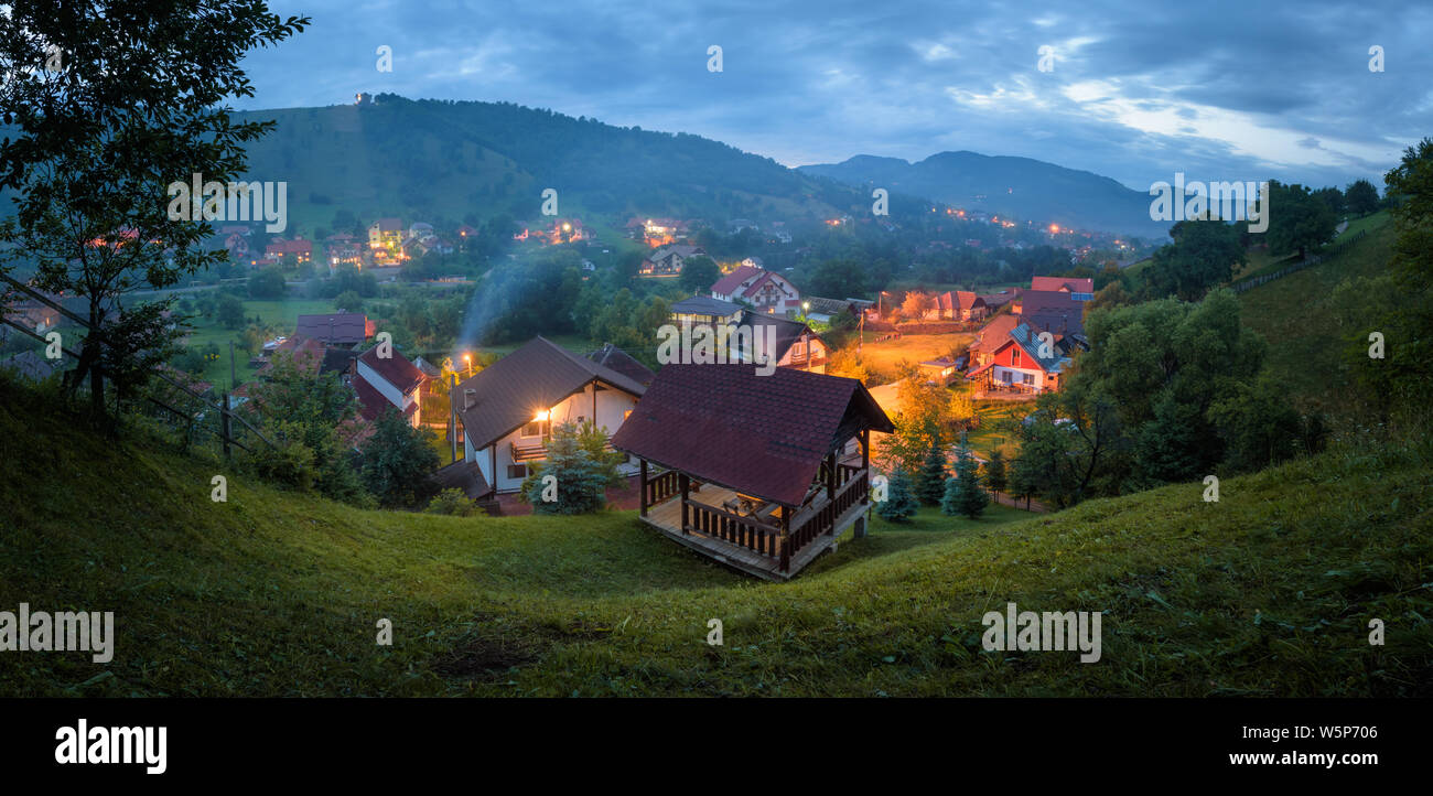 Moeciu de Jos, traditionelles Dorf, Rumänien Stockfoto