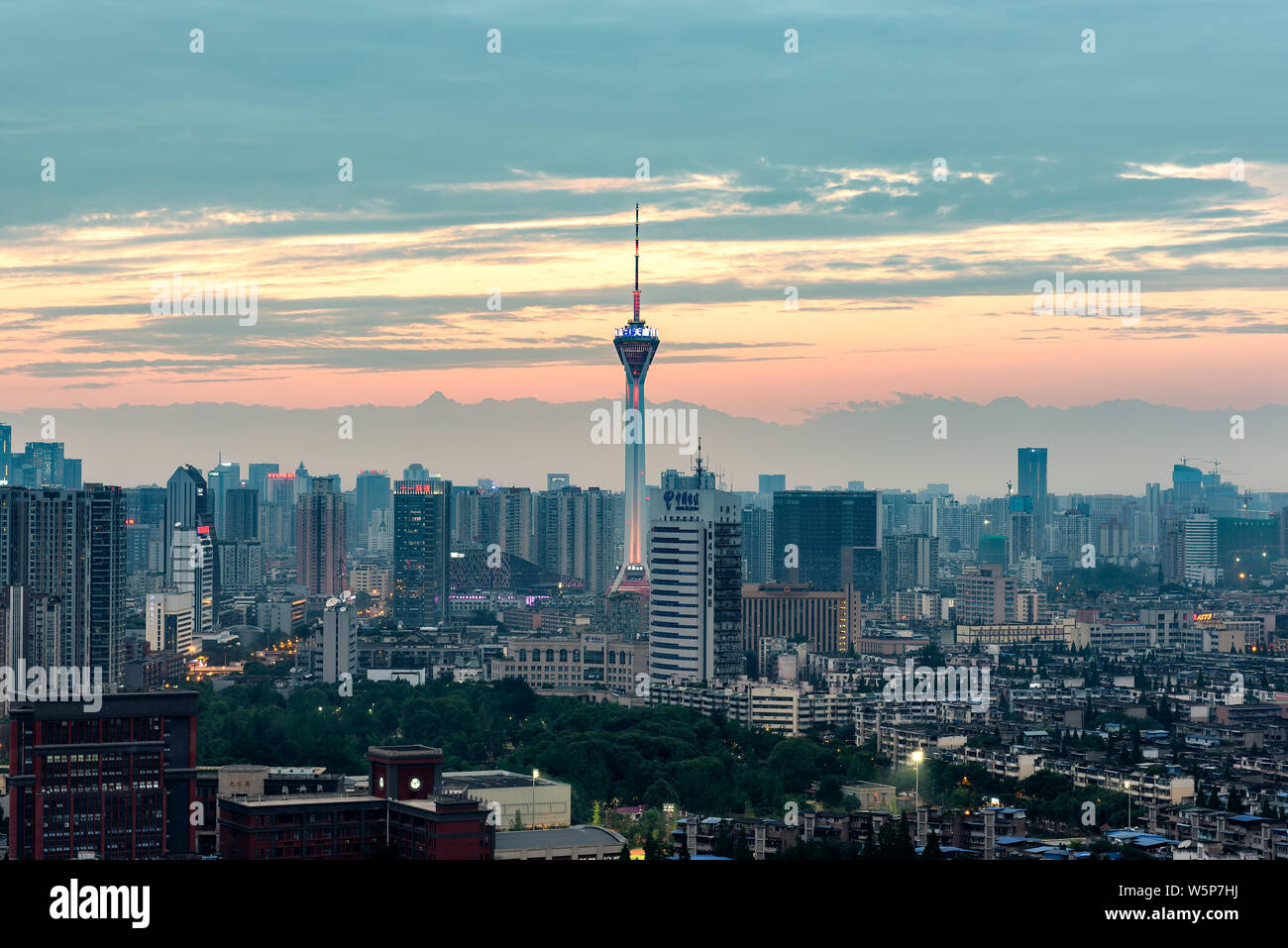 Chengdu, Provinz Sichuan, China - Juli 25, 2019: Sichuan TV Tower und die Skyline in der Dämmerung mit dem höchsten Gipfel des Mount Siguniang Hintergrund. Stockfoto