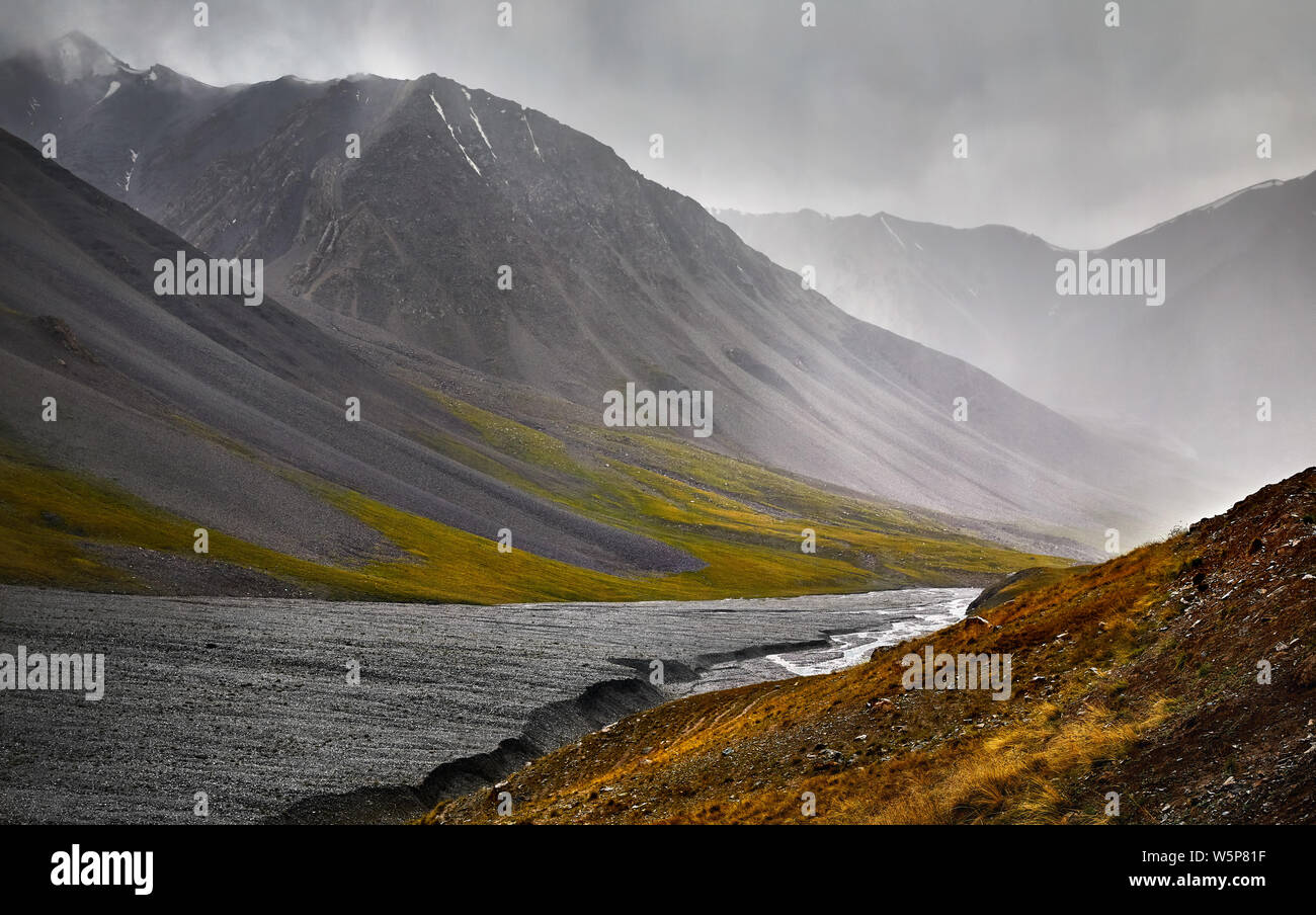 River im Berg Tal bei bewölkten bewölkten Himmel in Kirgisistan Stockfoto