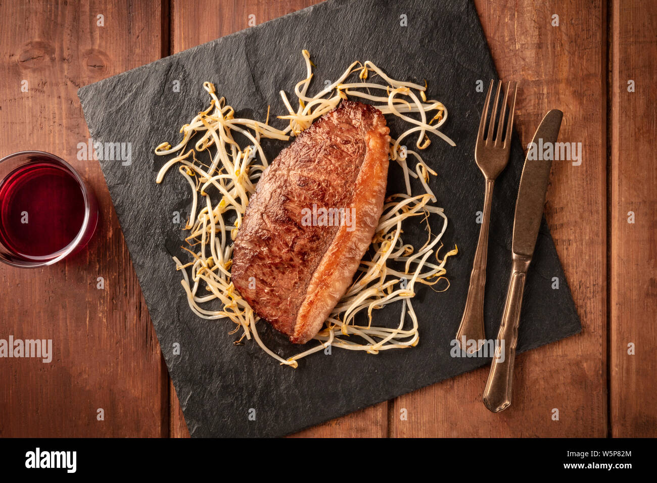 Kobe Fleisch, Wagyu Beef Steak, gekocht, mit Soja Sprossen und Rotwein von oben geschossen Stockfoto