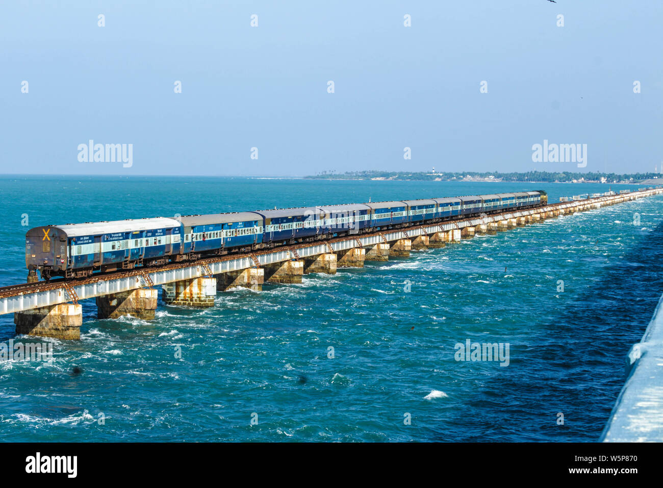 Schattierungen von Blau. Pamban Brücke ist eine Brücke, die verbindet die Stadt Rameswaram auf Pamban Insel zum Festland von Indien. Stockfoto