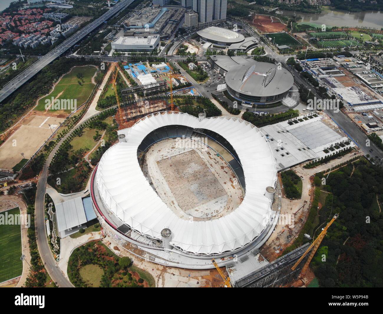 Eine Luftaufnahme der Wuhan Sportzentrum Stadion unter Renovierung in Vorbereitung auf die bevorstehende 7th CISM Military World Games in Wuhan City, Centra Stockfoto