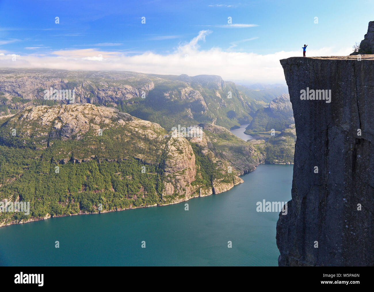 Malerischer Blick auf ein Wanderer auf den Preikestolen und Blick auf den Fjord, Norwegen Stockfoto