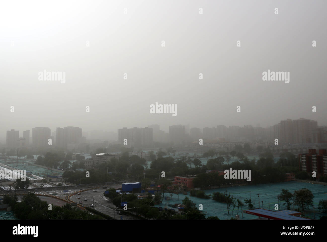 Hochhäuser sind vage in schwerer Sandsturm in Peking, China, 12. Mai 2019. Stockfoto