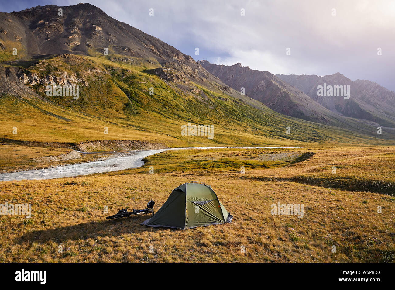 Grüne Zelt mit Fahrrad im Tal von Kirgisistan Stockfoto