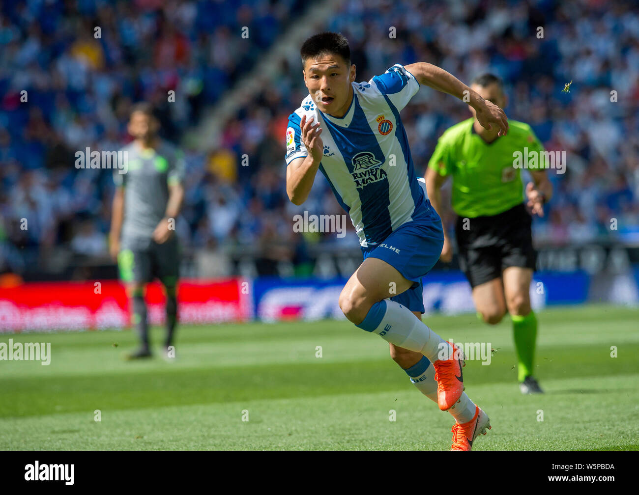 Wu Lei der RCD Espanyol reagiert, als er gegen Real Sociedad in der 38. Runde Gleichen während der Liga Saison 2018-2019 in Barcelona, Spanien konkurriert, Stockfoto