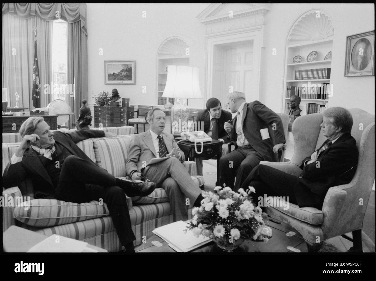 Jimmy Carter Treffen mit Charles Schultz, Michael Blumenthal, Hamilton Jordan und James Schlesinger im Oval Office. Stockfoto