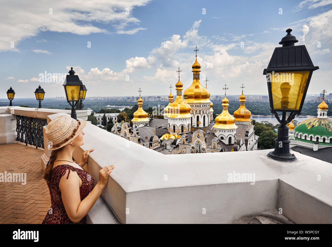 Touristische Frau ist auf der Suche von Glockenturm in Kiew Pechersk Lavra Christian komplex. Alte historische Architektur in Kiew, Ukraine Stockfoto