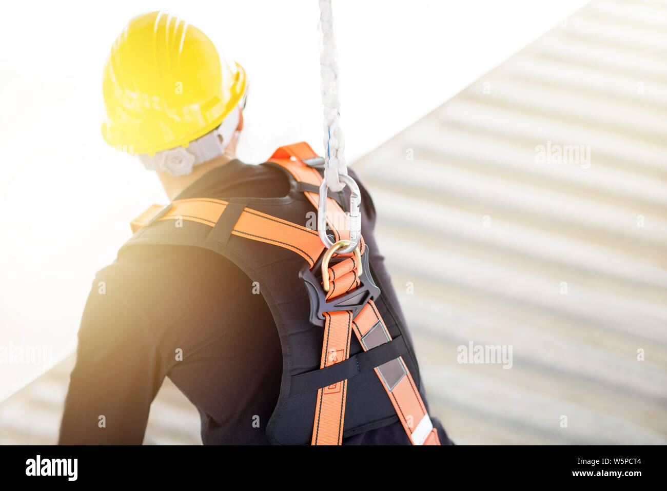 Industrielle Arbeiter mit Sicherheit Schutzausrüstung Schleife in seinem Rücken, Sicherheitskonzept Stockfoto