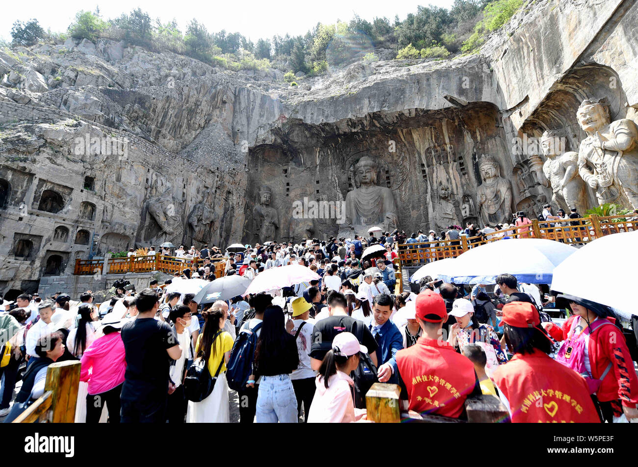 Touristen besuchen die Longmen Grotten (Dragon Gate Longmen Grotten oder Höhlen) während der vier Tage am Tag der Arbeit Urlaub in Luoyang City, Central China Henne Stockfoto