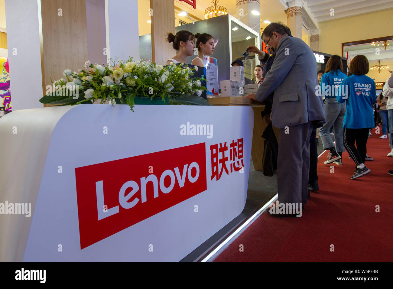 ---- Leute besuchen Sie den Stand von Lenovo während einer Ausstellung in Shanghai, China, 10. Mai 2019. Chinas Lenovo Group berichtete über eine mehr als 3-fach Stockfoto