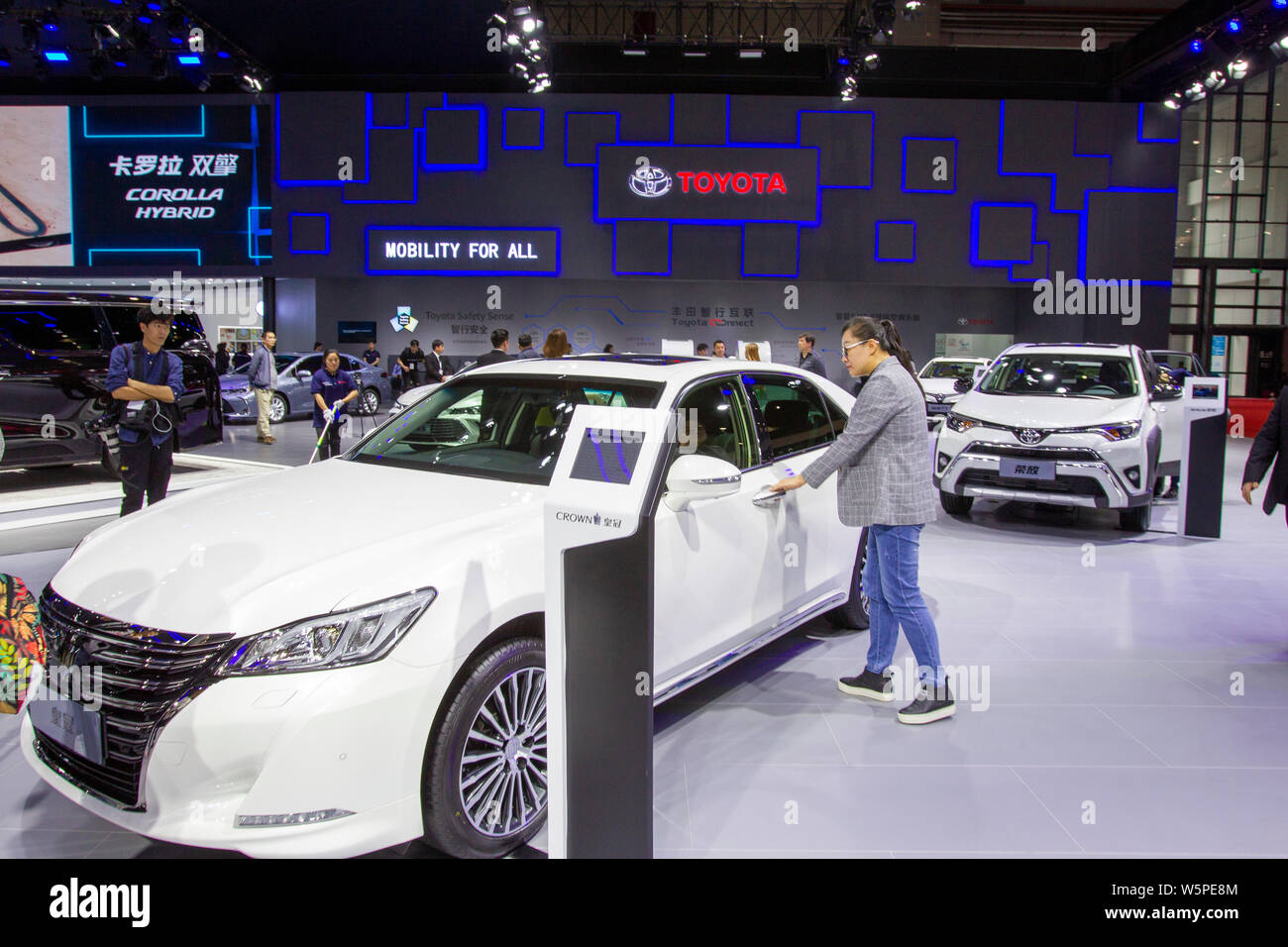 ---- Leute besuchen den Stand der Toyota Motor Corp während des 18. Shanghai Internationalen Automobil- Ausstellung, die auch als Auto Shanghai bekannt Stockfoto