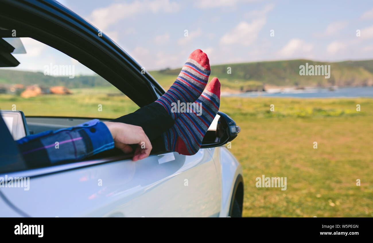 Nicht erkennbare Mann ruhen die Füße hoch sitzen auf dem Auto Stockfoto