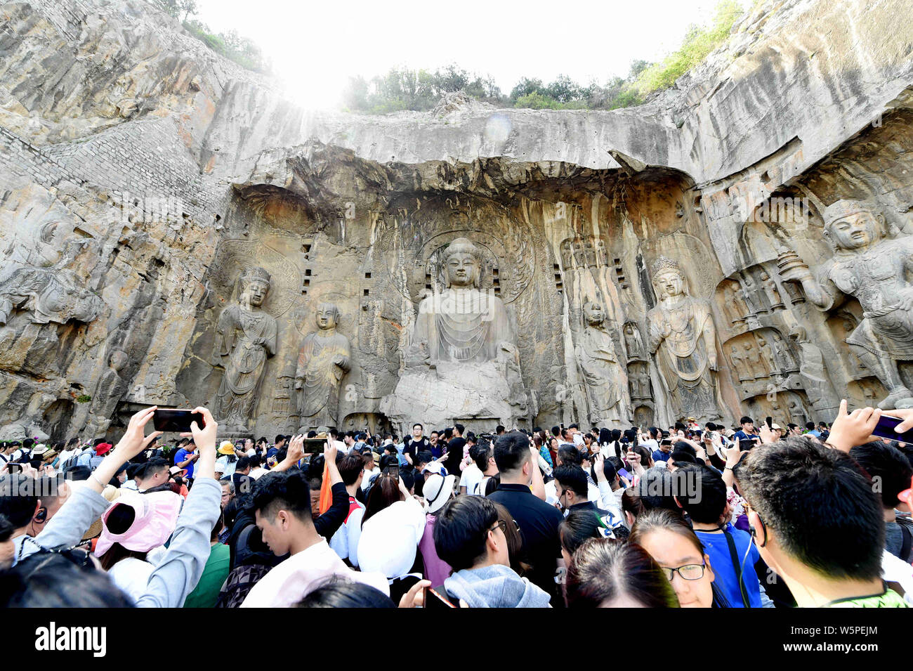 Touristen besuchen die Longmen Grotten (Dragon Gate Longmen Grotten oder Höhlen) während der vier Tage am Tag der Arbeit Urlaub in Luoyang City, Central China Henne Stockfoto