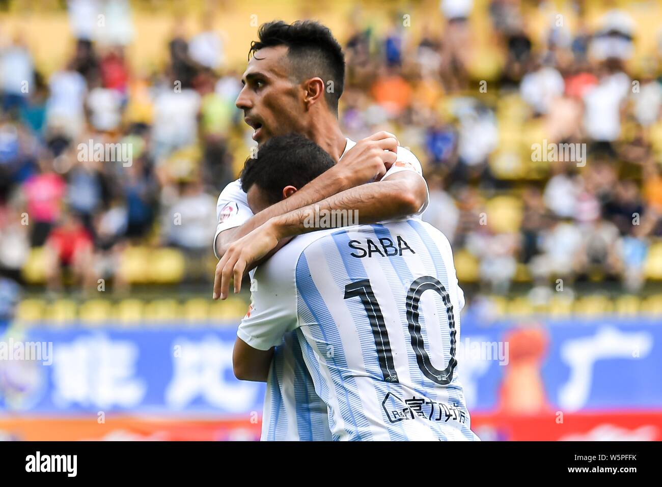 Der Israelische Fussball Spieler Eran Zahavi Rechts Von Guangzhou R F Feiert Mit Dem Israelisch Arabischen Football Player Dia Saba Nachdem Sie Gegen Peking Renhe Stockfotografie Alamy