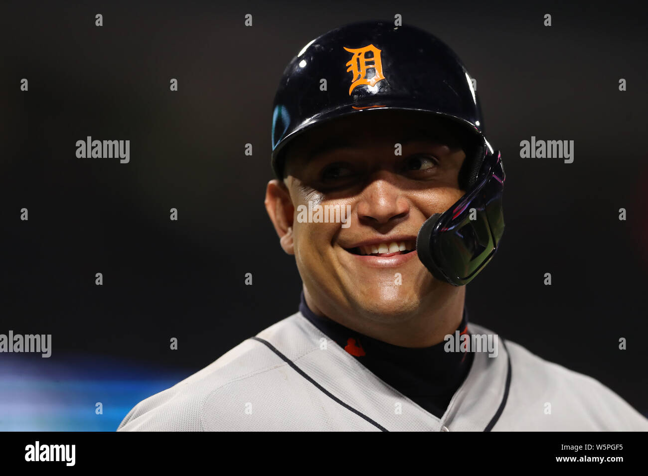 Anaheim, Kalifornien, USA. Juli 29, 2019: Detroit Tiger erste Basisspieler Miguel Cabrera (24) Lächeln, als er sich einige Fans auf den Tribünen während des Spiels zwischen den Detroit Tiger und der Präfektur Aichi im Angel Stadium in Anaheim, CA, (Foto von Peter Joneleit, Cal Sport Media aussieht) Stockfoto