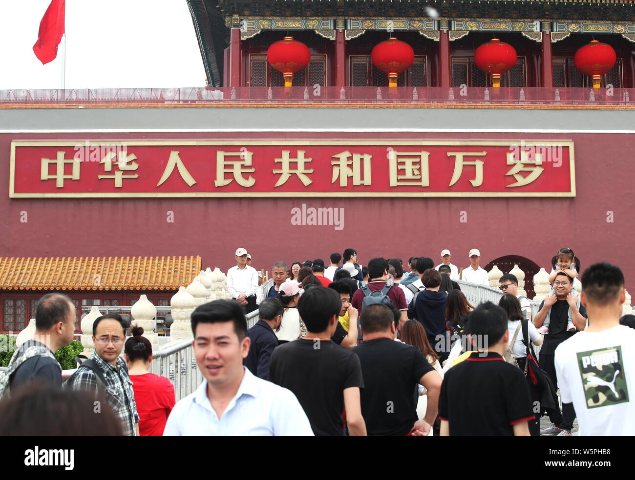Chinesische und ausländische Besucher Reisen rund um den Platz des Himmlischen Friedens während der vier Tage am Labor Day (Tag der Arbeit) Urlaub in Peking, China, 4. Mai 2019. Stockfoto