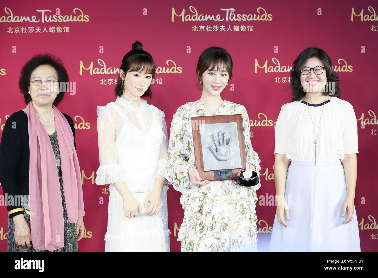 Chinesische Schauspielerin Andy Yang oder Yang Zi, zweite rechts, wirft mit der wachsfigur von ihr während einer enthüllungsfeier im Madame Tussauds Museum in Stockfoto