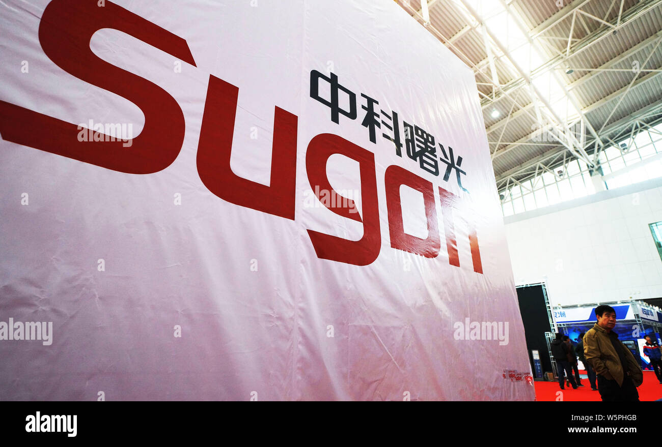 ---- Besucher vorbei an den Stand von Chinas Dawning Information Industry Co., auch als Sugon bekannt, während der Expo in Tianjin, China, 14. November 2. Stockfoto