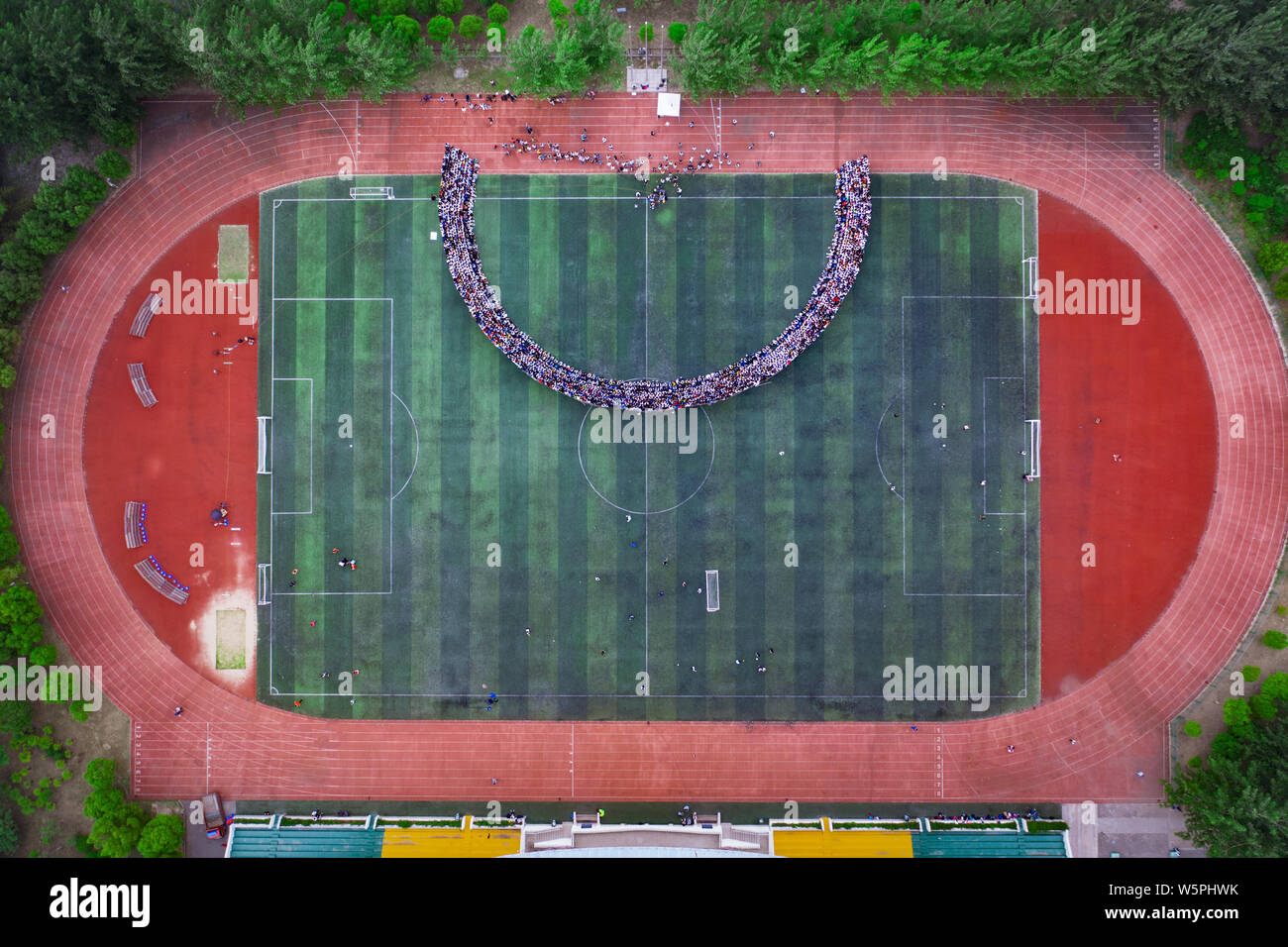 Mehr als 2.300 Schüler stellen für ihre Graduierung Foto in der Form eines Halbkreises auf dem Spielplatz an der Nr. 1 High School in Hefei City, Stockfoto