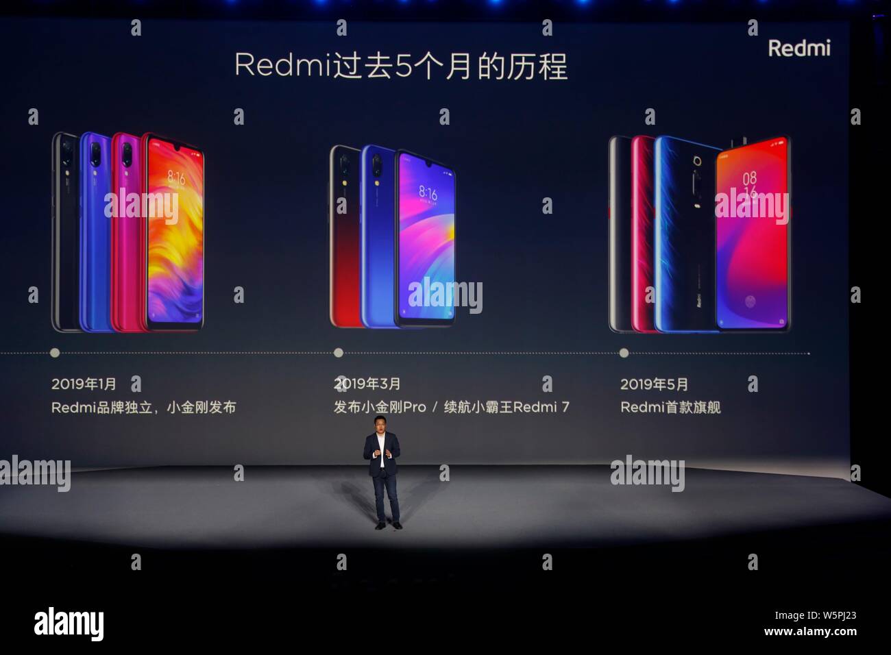 Lu Weibing, General Manager von Xiaomi der Marke Redmi, stellt die Redmi K20 Smartphones während das neue Produkt Launch Event in Peking, China, 28 Ma Stockfoto