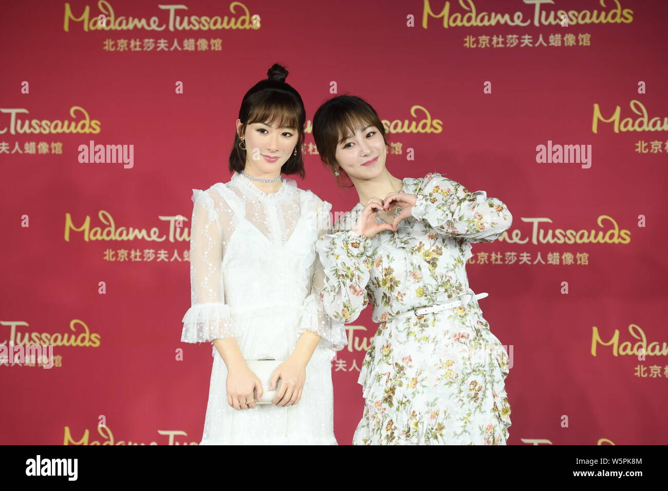 Chinesische Schauspielerin Andy Yang oder Yang Zi wirft mit der wachsfigur von ihr während einer enthüllungsfeier im Madame Tussauds Museum in Peking, China, 28. Stockfoto