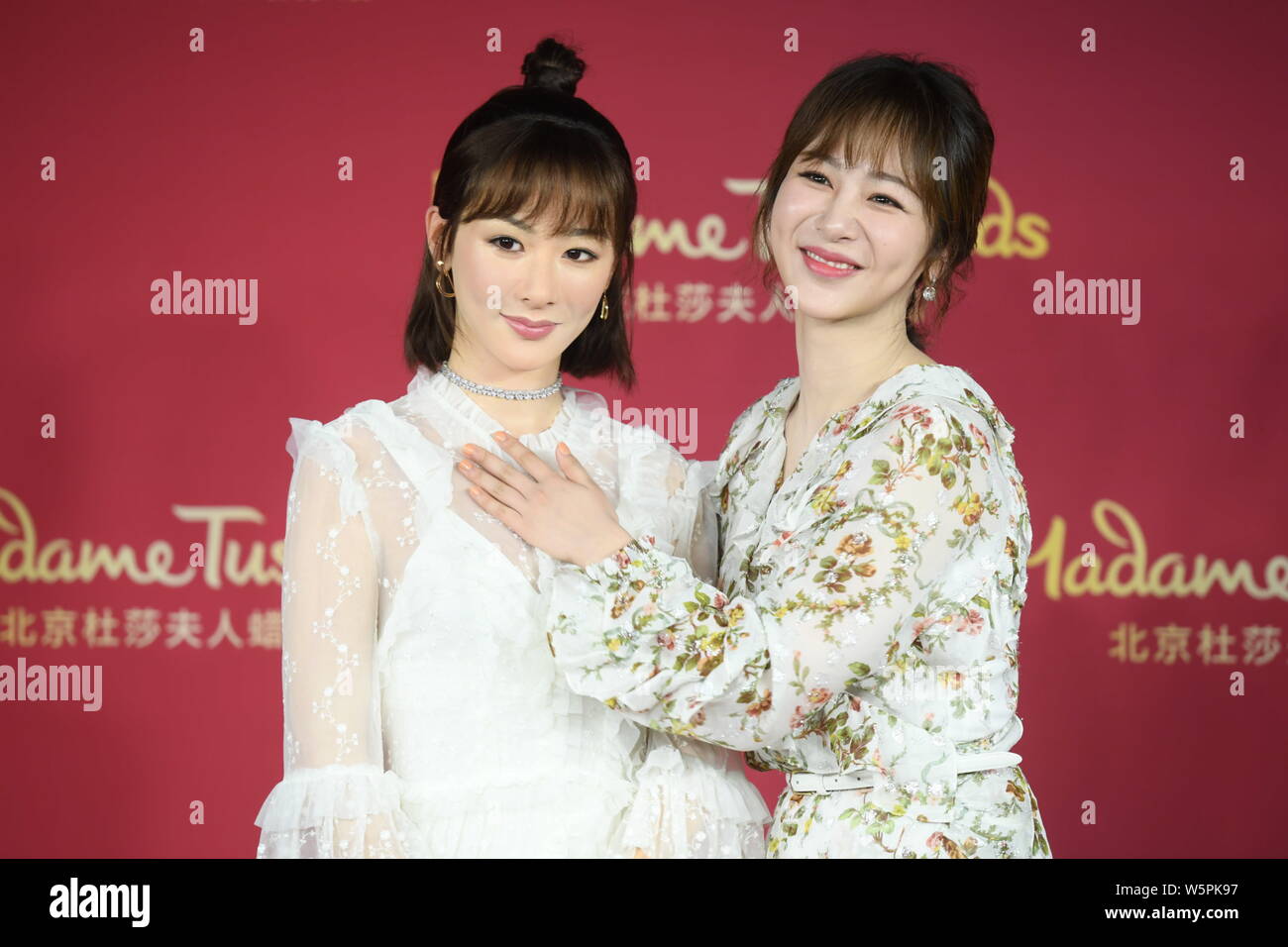 Chinesische Schauspielerin Andy Yang oder Yang Zi wirft mit der wachsfigur von ihr während einer enthüllungsfeier im Madame Tussauds Museum in Peking, China, 28. Stockfoto