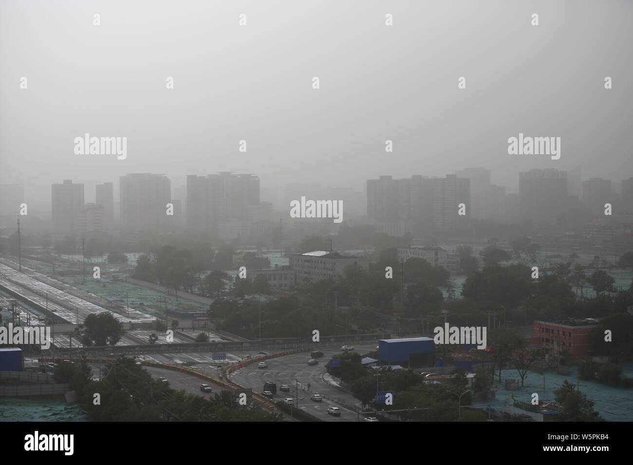 Hochhäuser sind vage in schwerer Sandsturm in Peking, China, 12. Mai 2019. Stockfoto